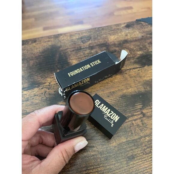 Glamazon by Kim Baker Second to None Foundation Stick Chocolate Mousse Compact - Picture 3 of 11